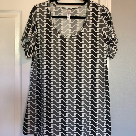 LuLaRoe Tops - Lularoe classic t-shirt